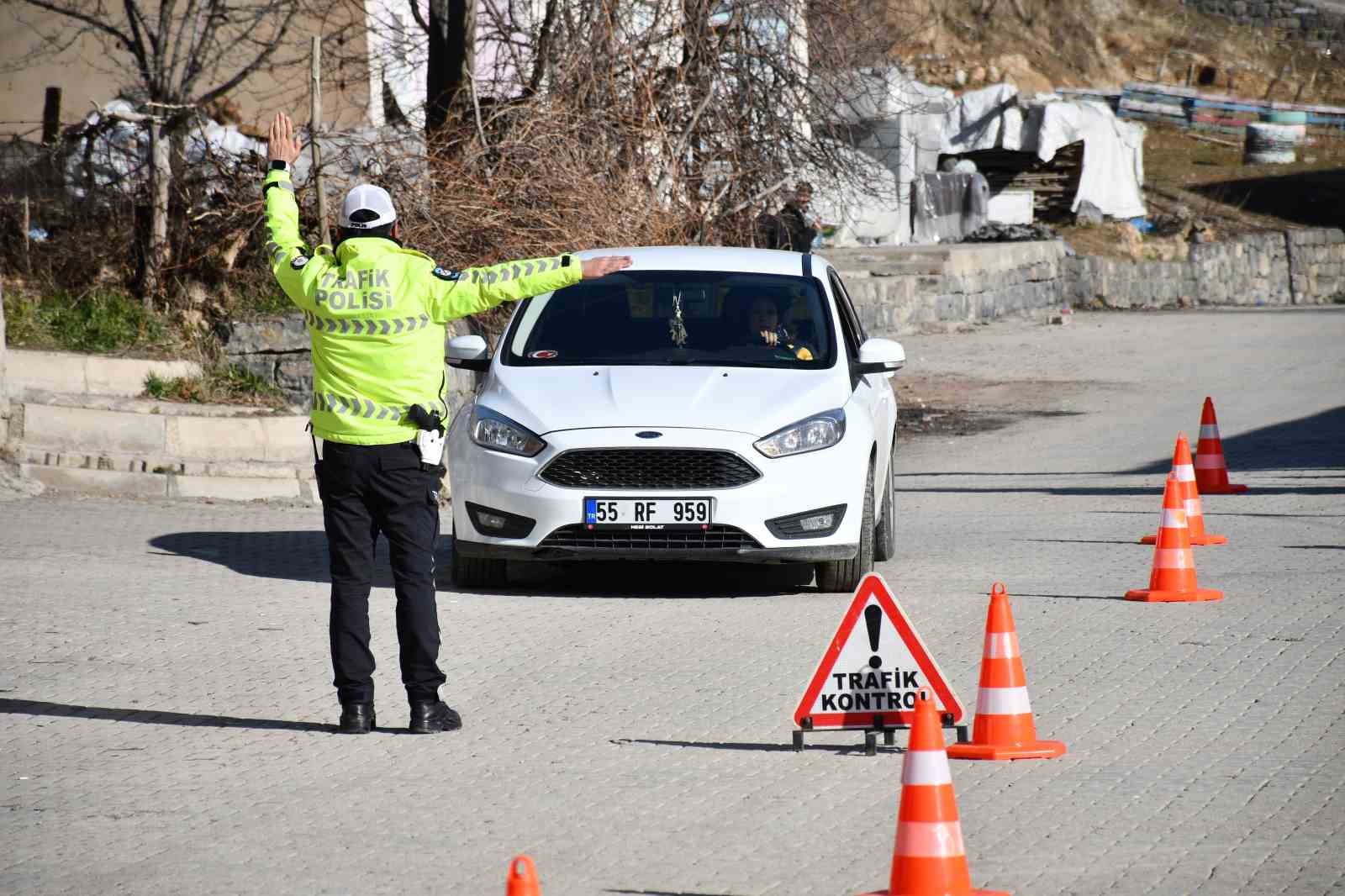 Beytüşşebap’ta kadın polisler ilçe giriş ve çıkışlarında rutin kontroller yaparak asayişi sağlıyor
