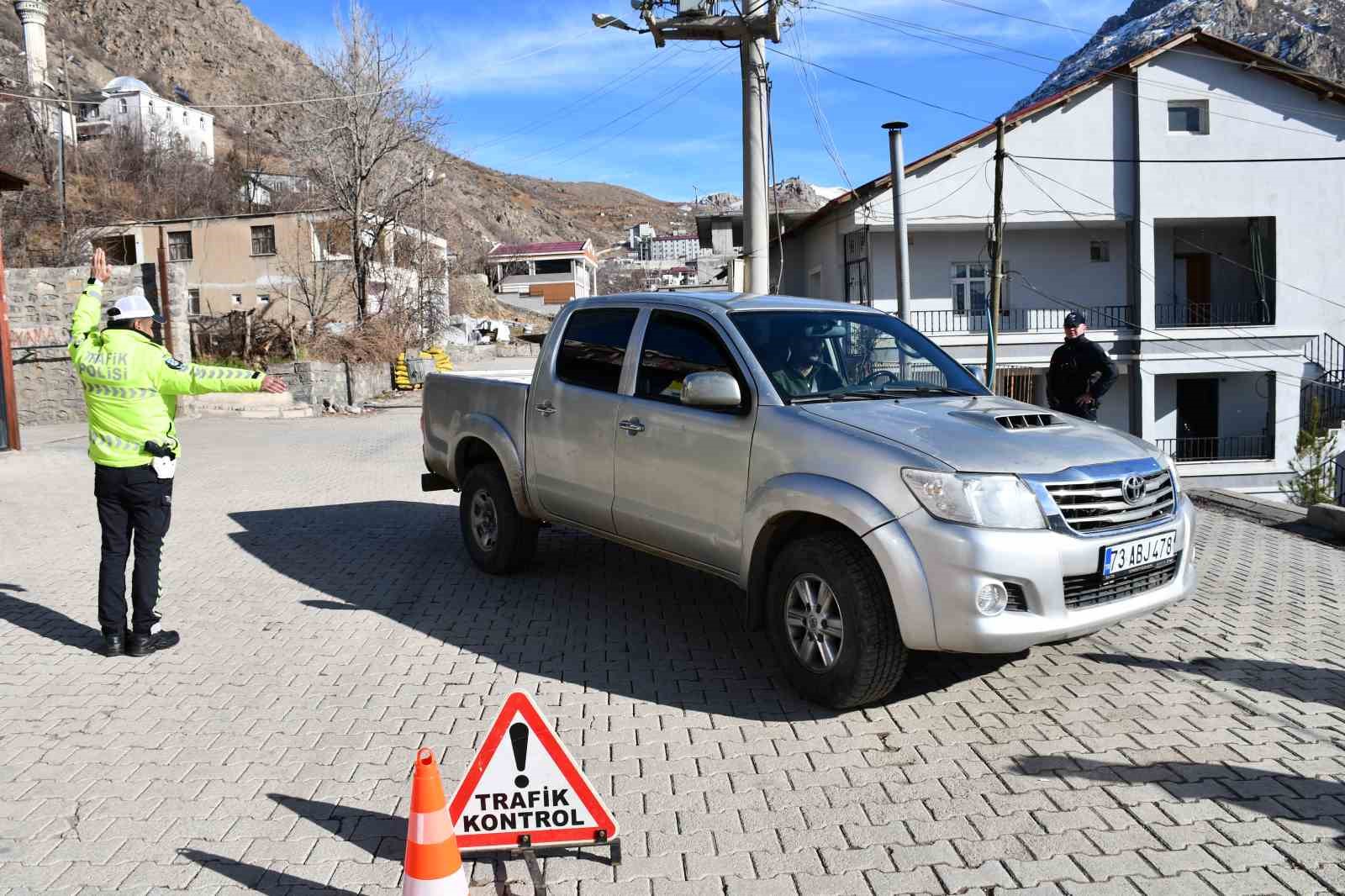 Beytüşşebap’ta kadın polisler ilçe giriş ve çıkışlarında rutin kontroller yaparak asayişi sağlıyor
