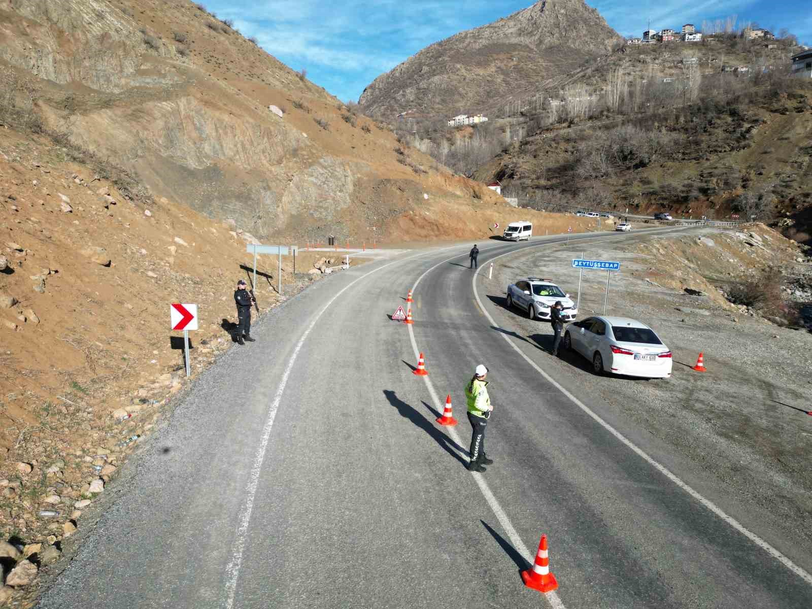 Beytüşşebap’ta kadın polisler ilçe giriş ve çıkışlarında rutin kontroller yaparak asayişi sağlıyor
