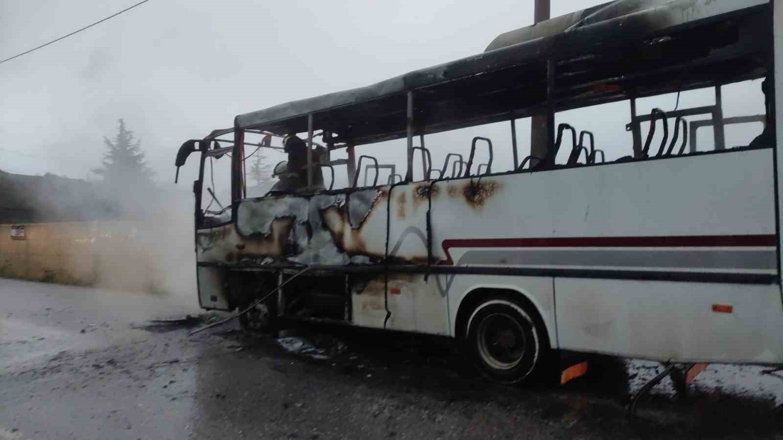 Yalova’da faciadan dönüldü...Öğrenci servisi alevlere teslim oldu
