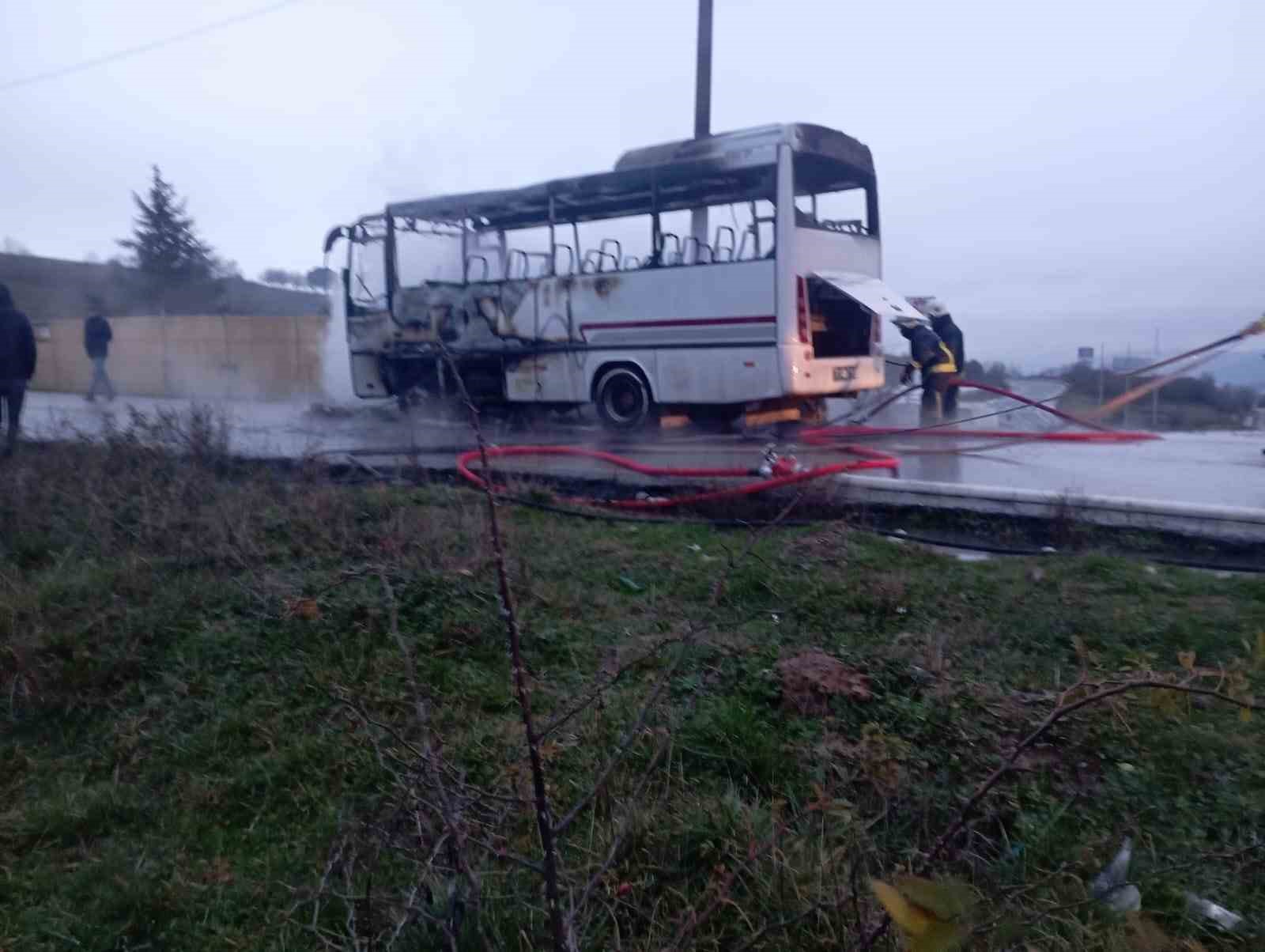 Yalova’da faciadan dönüldü...Öğrenci servisi alevlere teslim oldu
