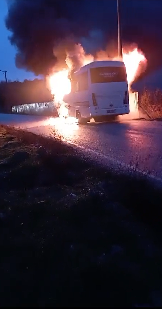 Yalova’da faciadan dönüldü...Öğrenci servisi alevlere teslim oldu
