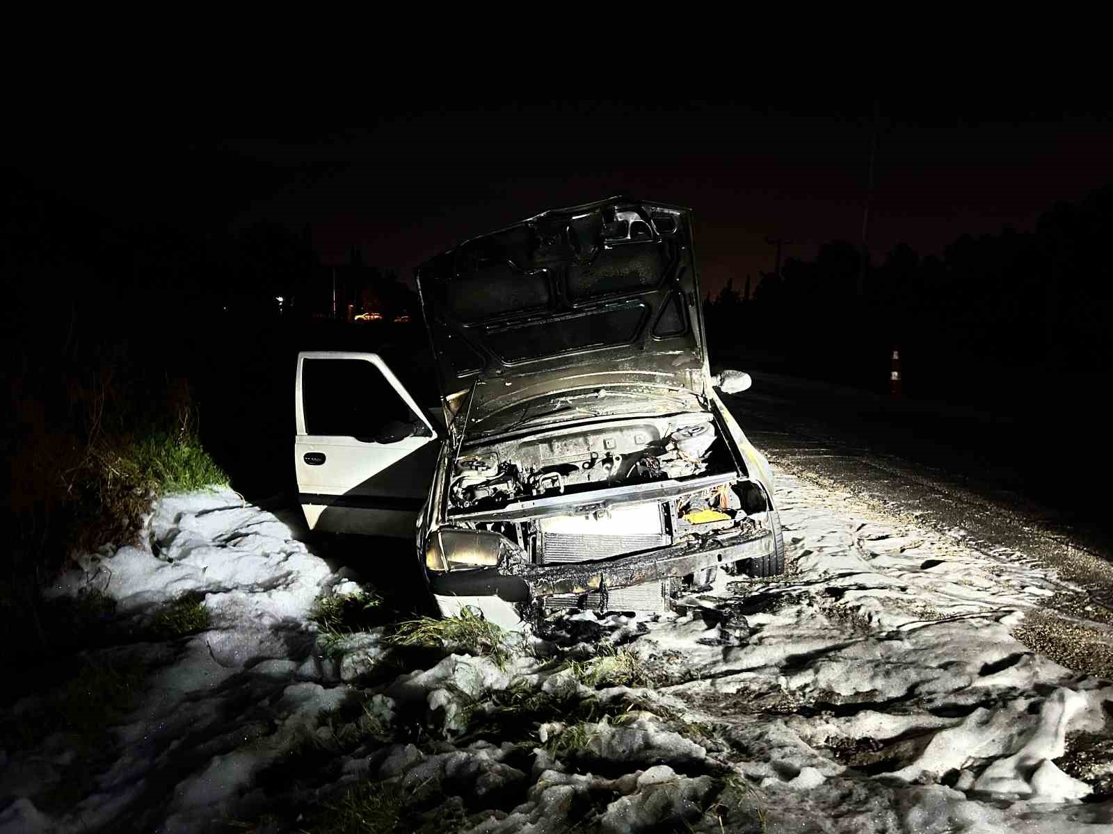 Hatay’da seyir halindeki otomobil alev aldı
