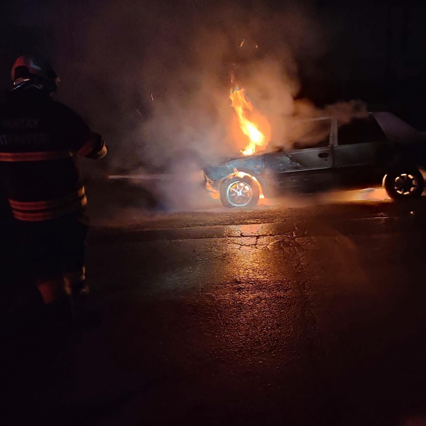 Hatay’da seyir halindeki otomobil alev aldı
