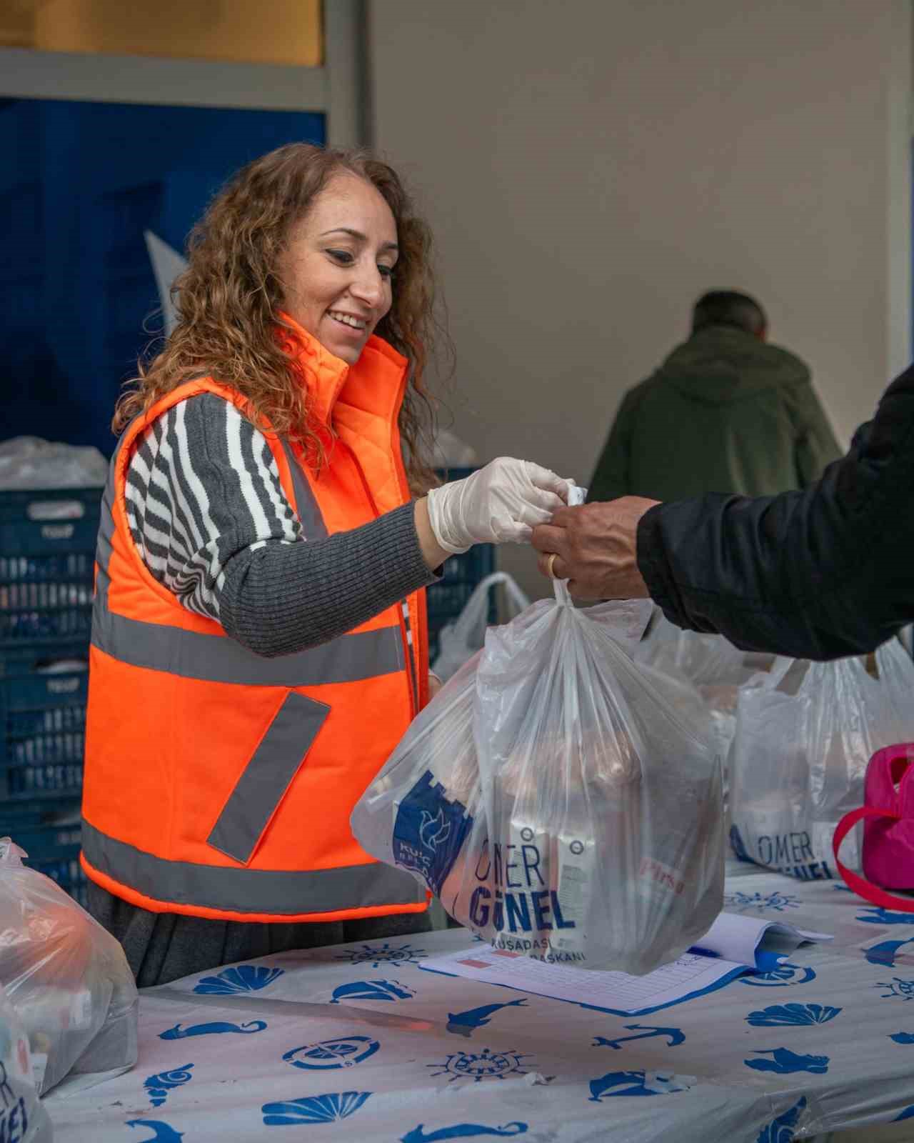 Öğrencilerin beslenme çantaları doluyor, velilerin yüzü gülüyor
