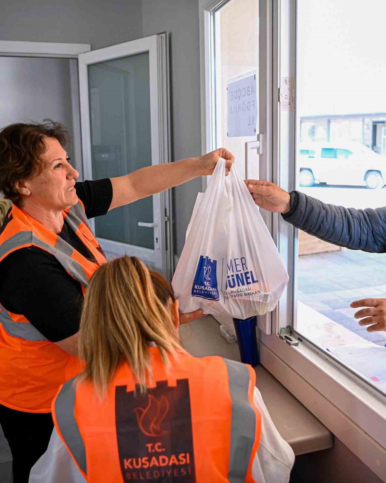 Öğrencilerin beslenme çantaları doluyor, velilerin yüzü gülüyor
