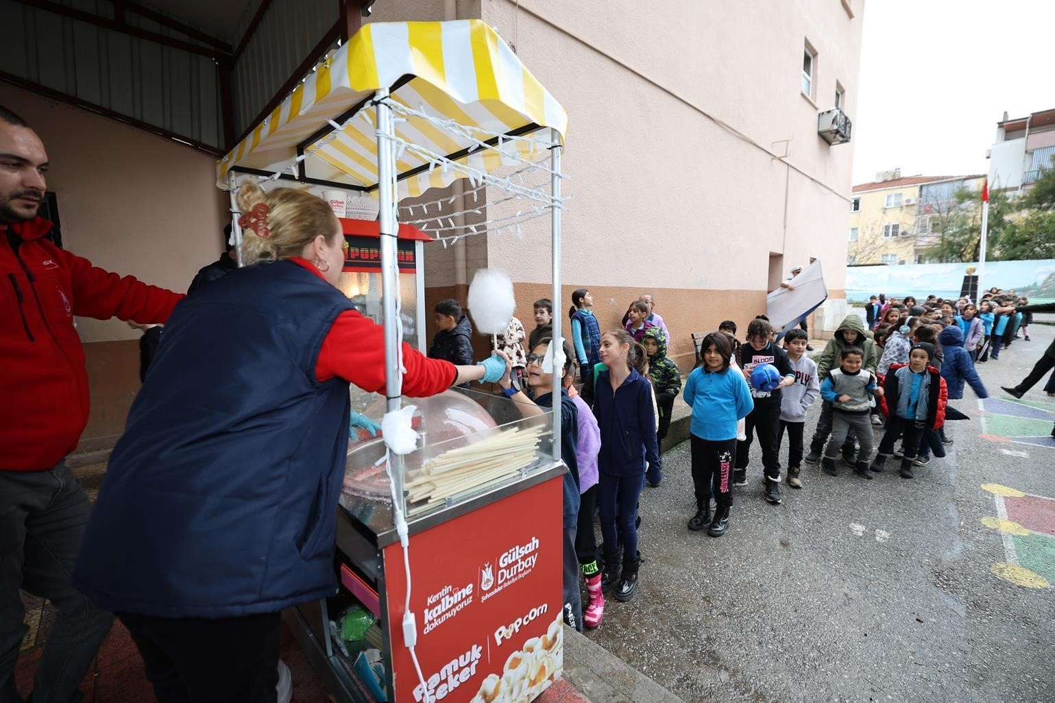 Şehzadeler Belediyesinden çocuklara tatil hediyesi
