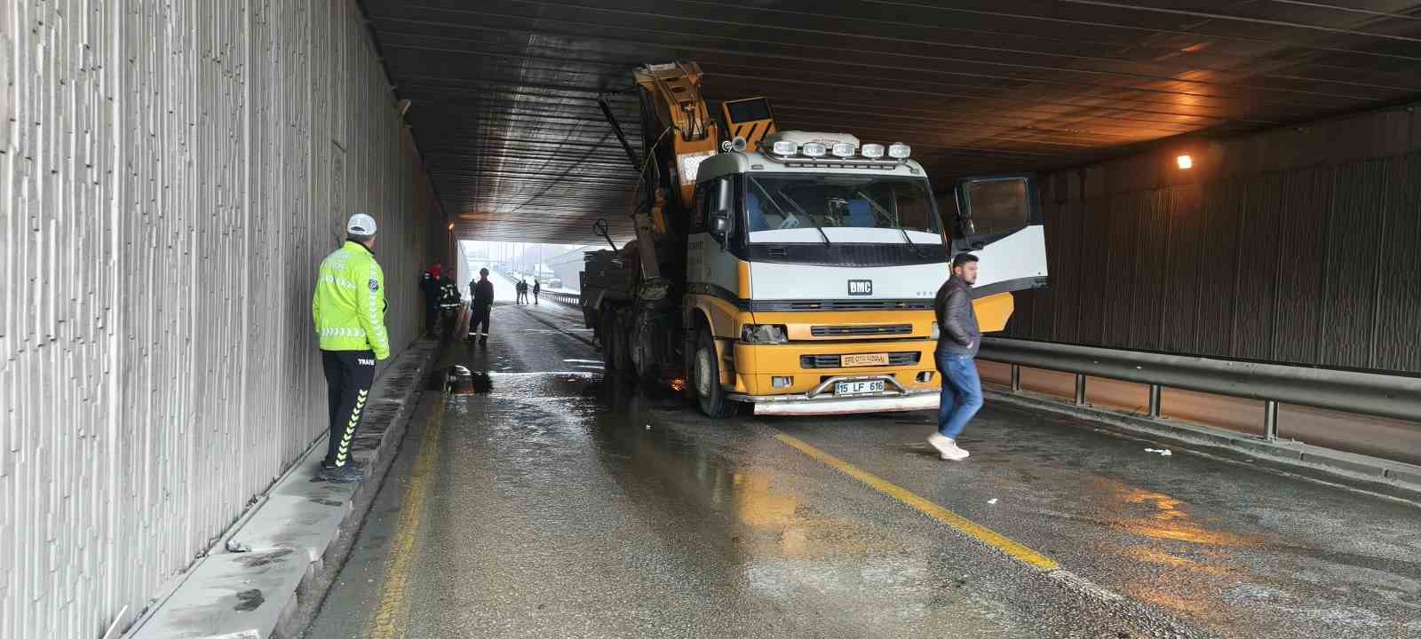 Yapı malzemeleri taşıyan vinç alt geçitte sıkıştı
