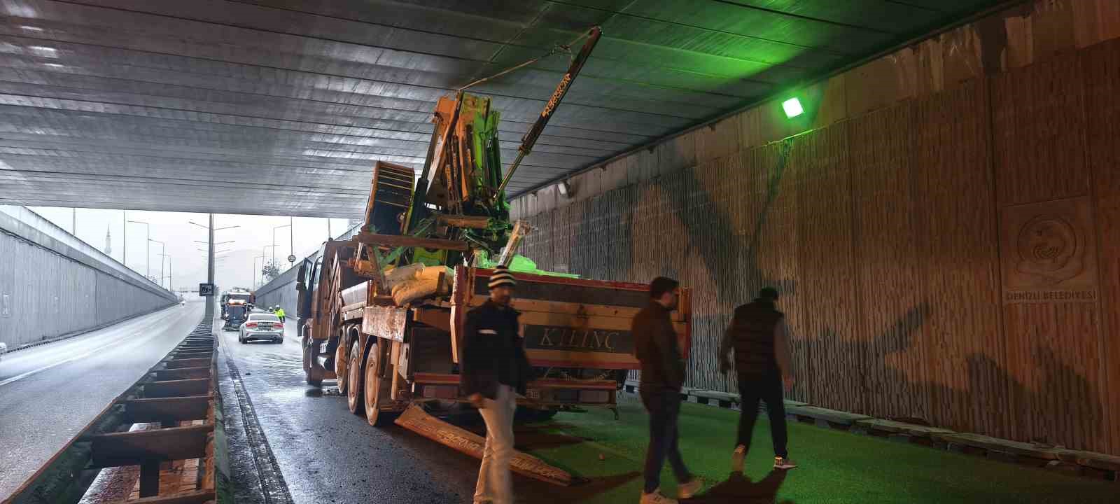 Yapı malzemeleri taşıyan vinç alt geçitte sıkıştı
