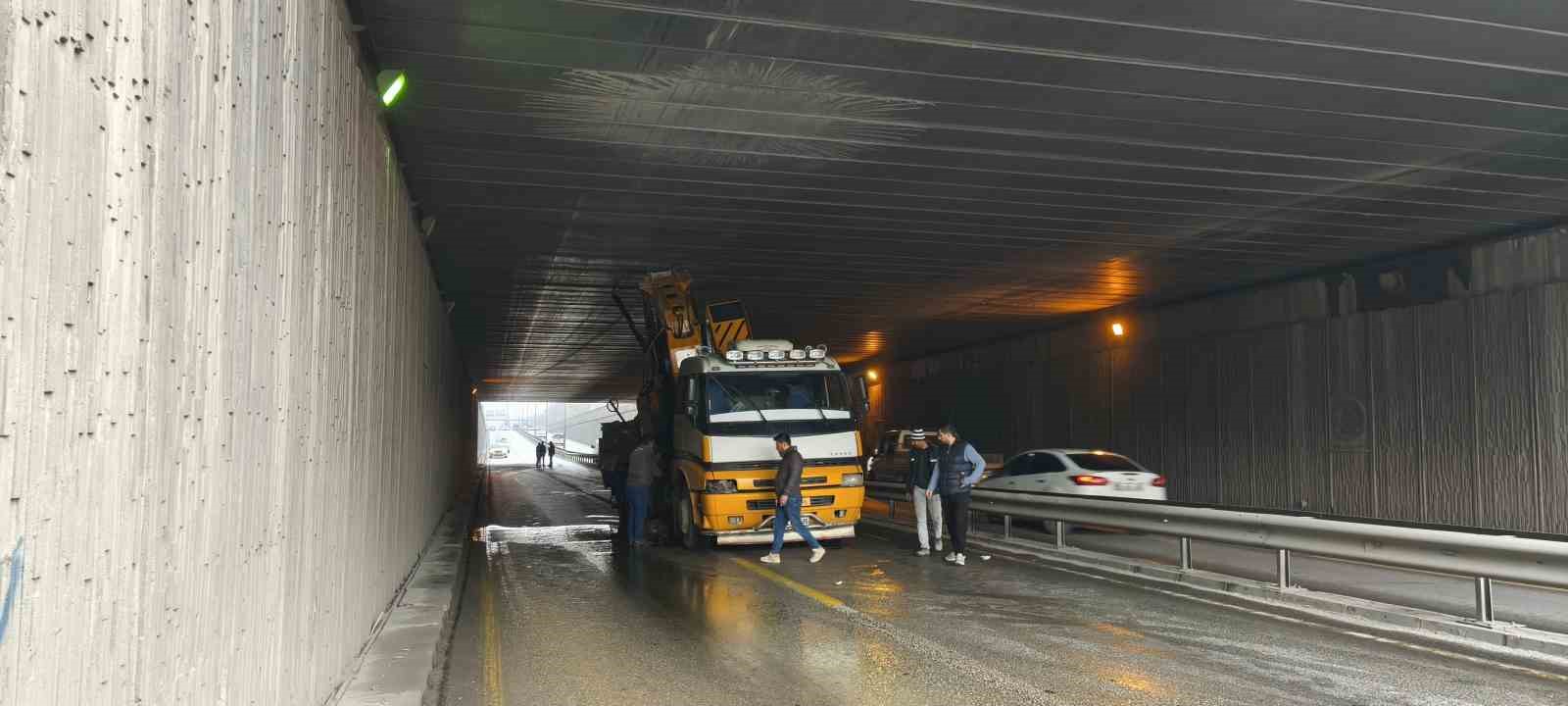 Yapı malzemeleri taşıyan vinç alt geçitte sıkıştı
