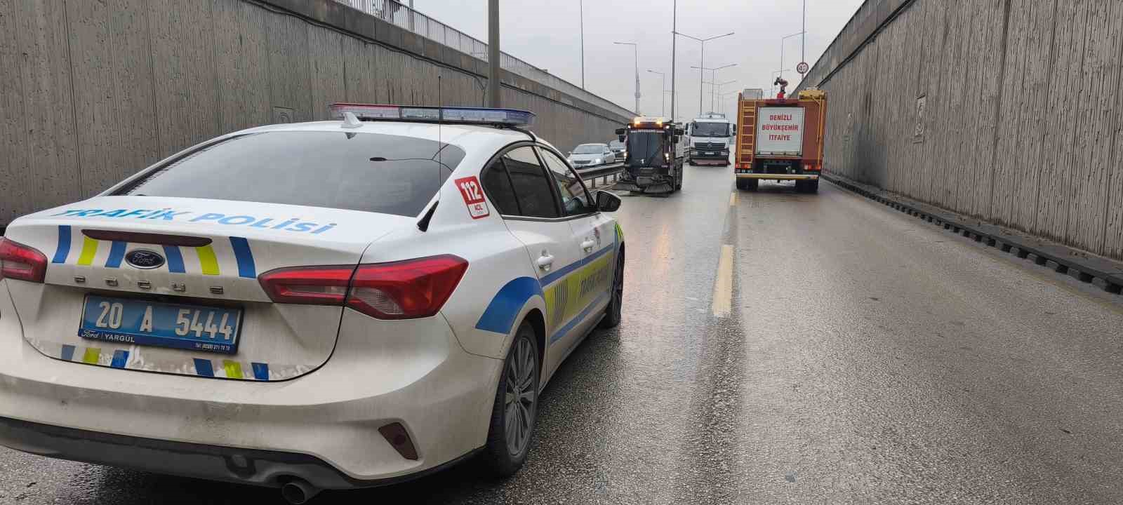 Yapı malzemeleri taşıyan vinç alt geçitte sıkıştı
