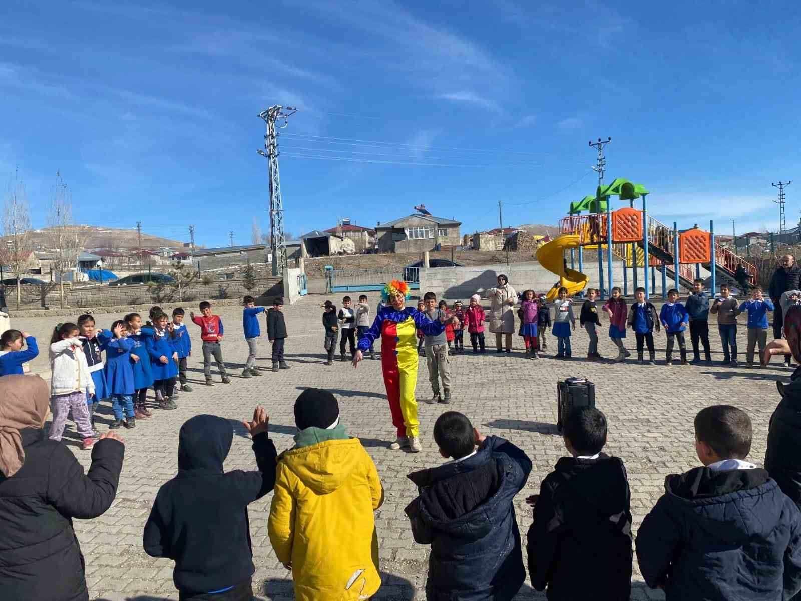 Öğrenciler Palyaço etkinliğinde gönüllerince eğlendi
