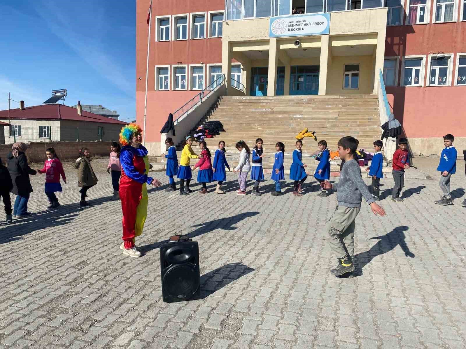 Öğrenciler Palyaço etkinliğinde gönüllerince eğlendi
