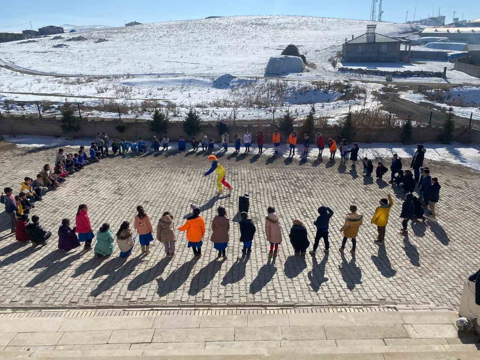 Öğrenciler Palyaço etkinliğinde gönüllerince eğlendi
