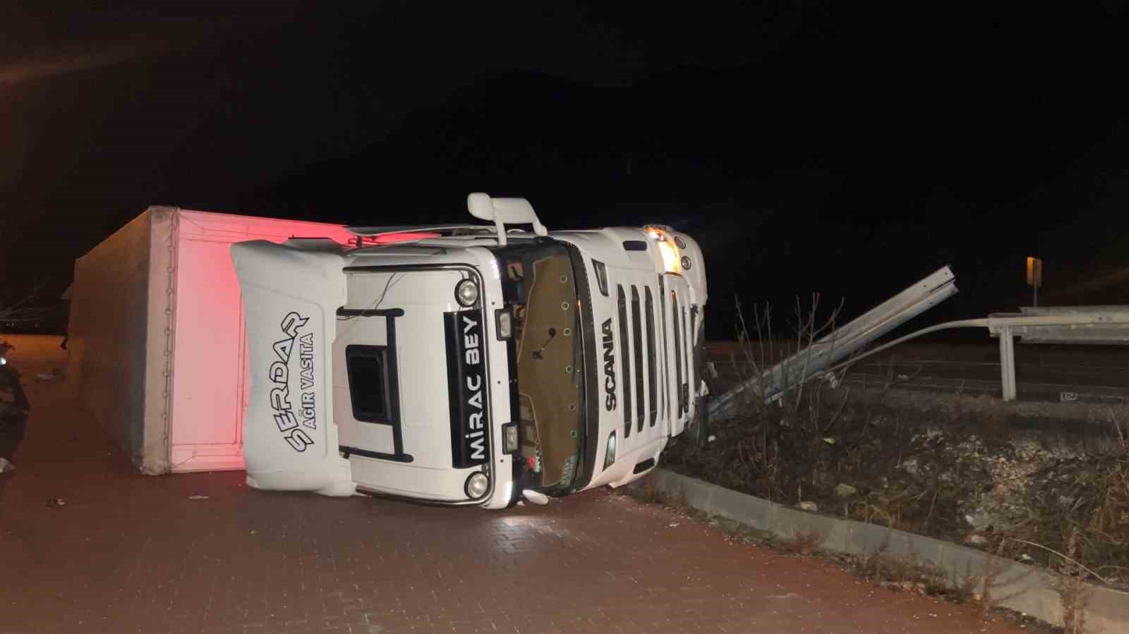 Burdur- Antalya karayolunda kontrolden çıkan tır yan yola devrildi, 1 yaralı
