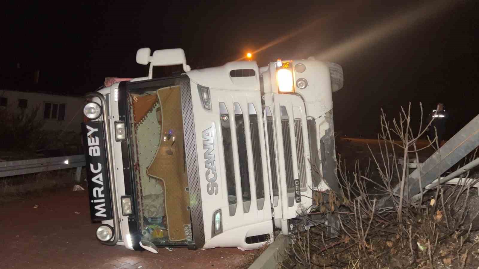 Burdur- Antalya karayolunda kontrolden çıkan tır yan yola devrildi, 1 yaralı
