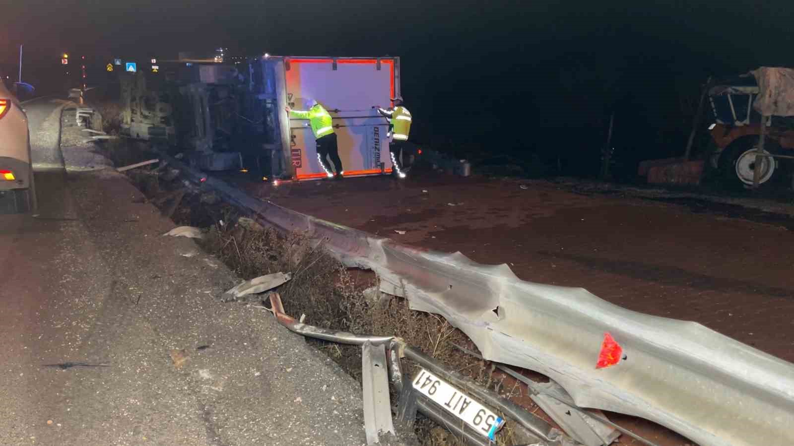 Burdur- Antalya karayolunda kontrolden çıkan tır yan yola devrildi, 1 yaralı
