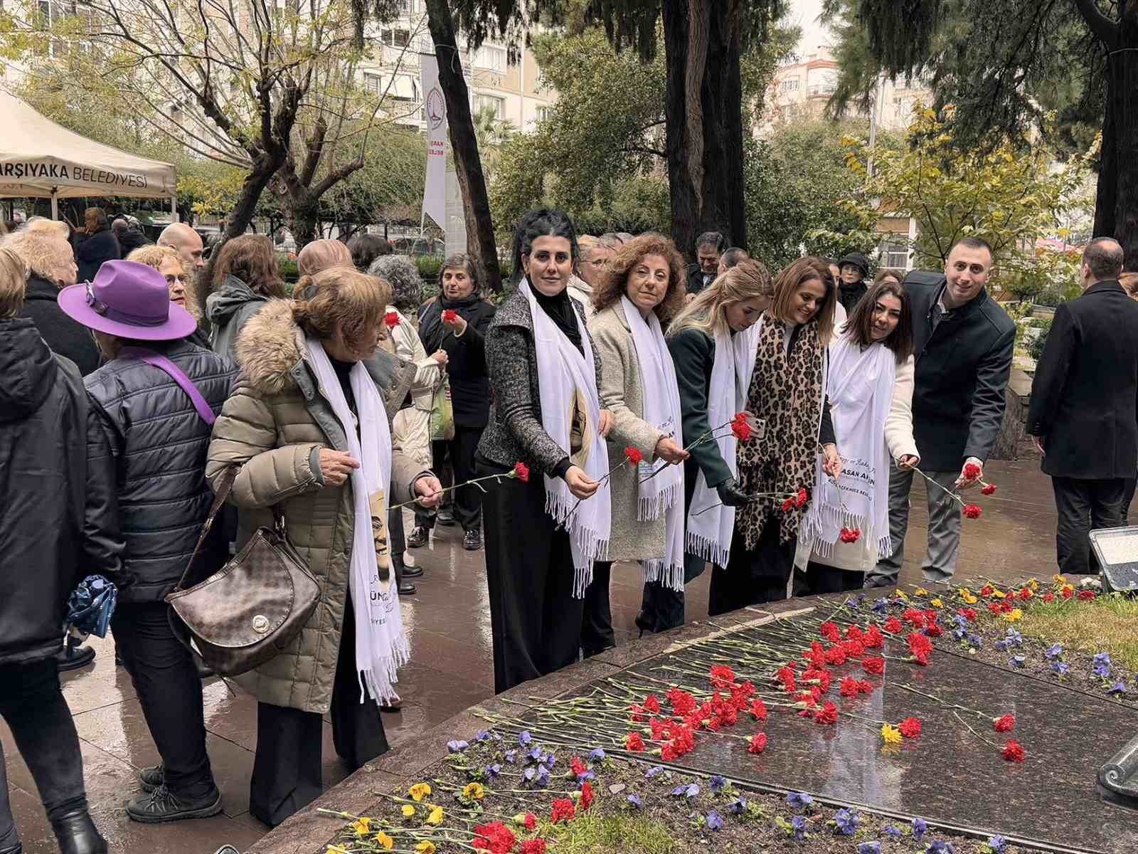 Zübeyde Hanım vefatının 102. yıl dönümünde mezarı başında anıldı
