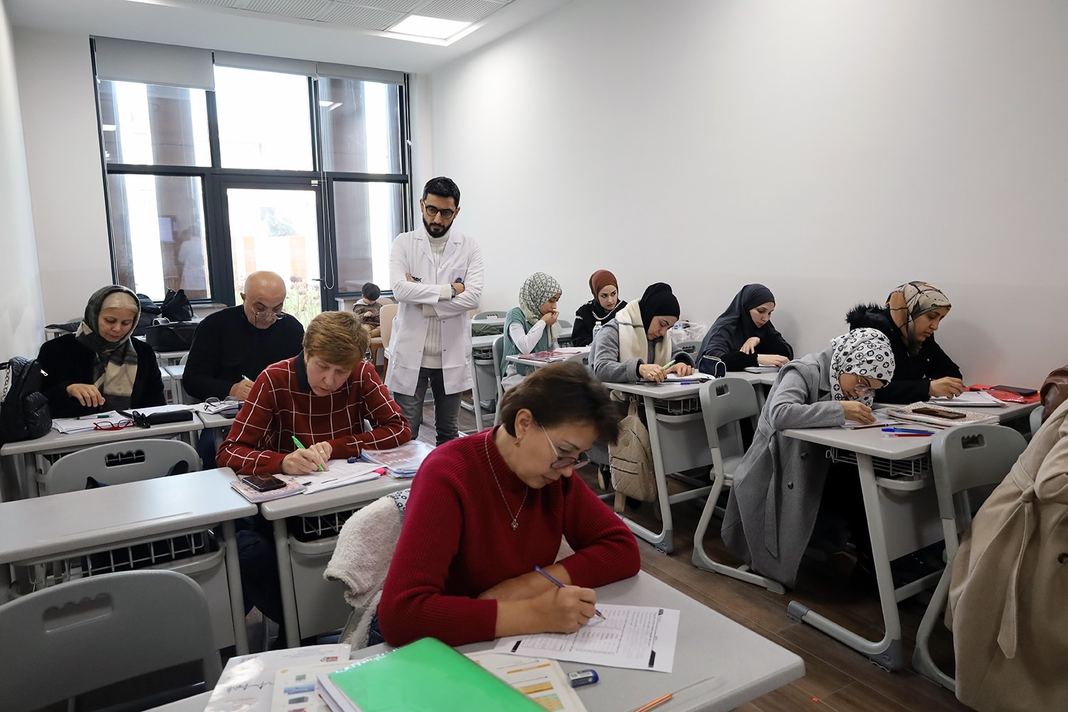 Farklı renk ve kültürlerden insanlar Türkçe’yi, SAMEK’le öğreniyor
