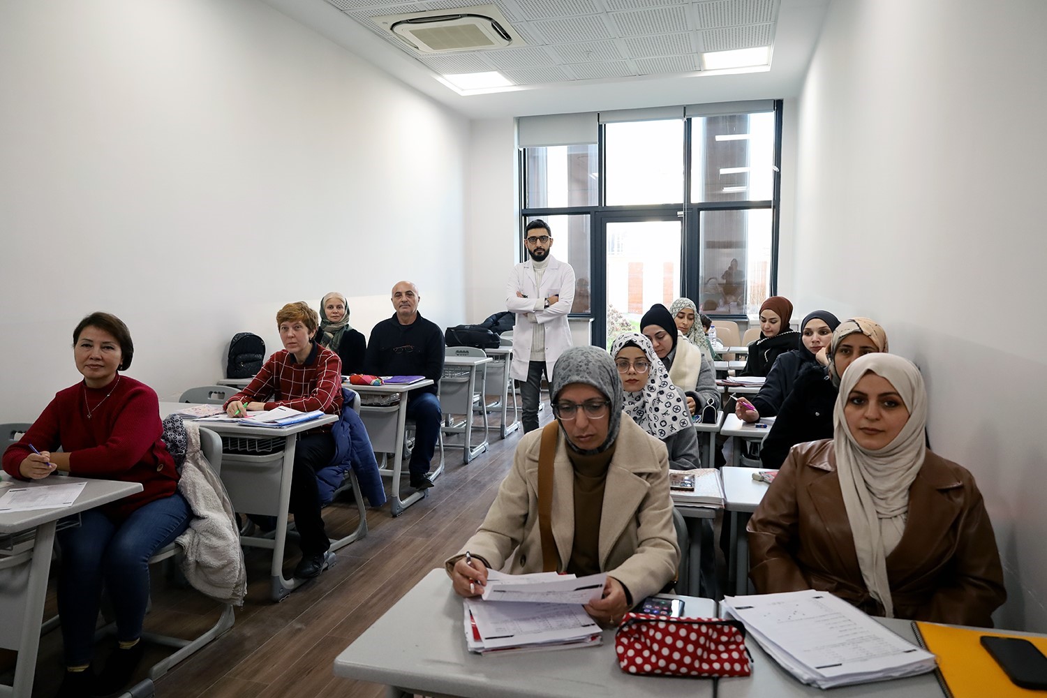 Farklı renk ve kültürlerden insanlar Türkçe’yi, SAMEK’le öğreniyor
