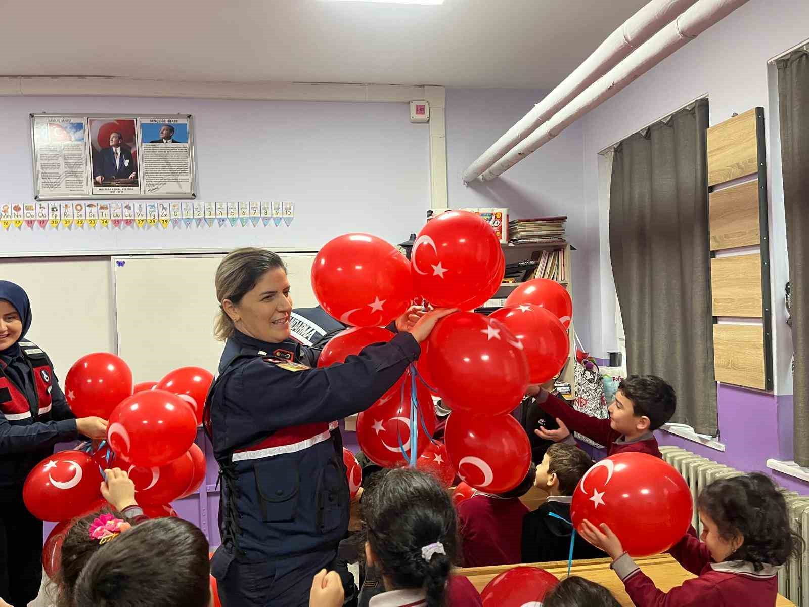 340 ilkokul öğrencisi daha jandarma mesleği hakkında bilgi sahibi oldu
