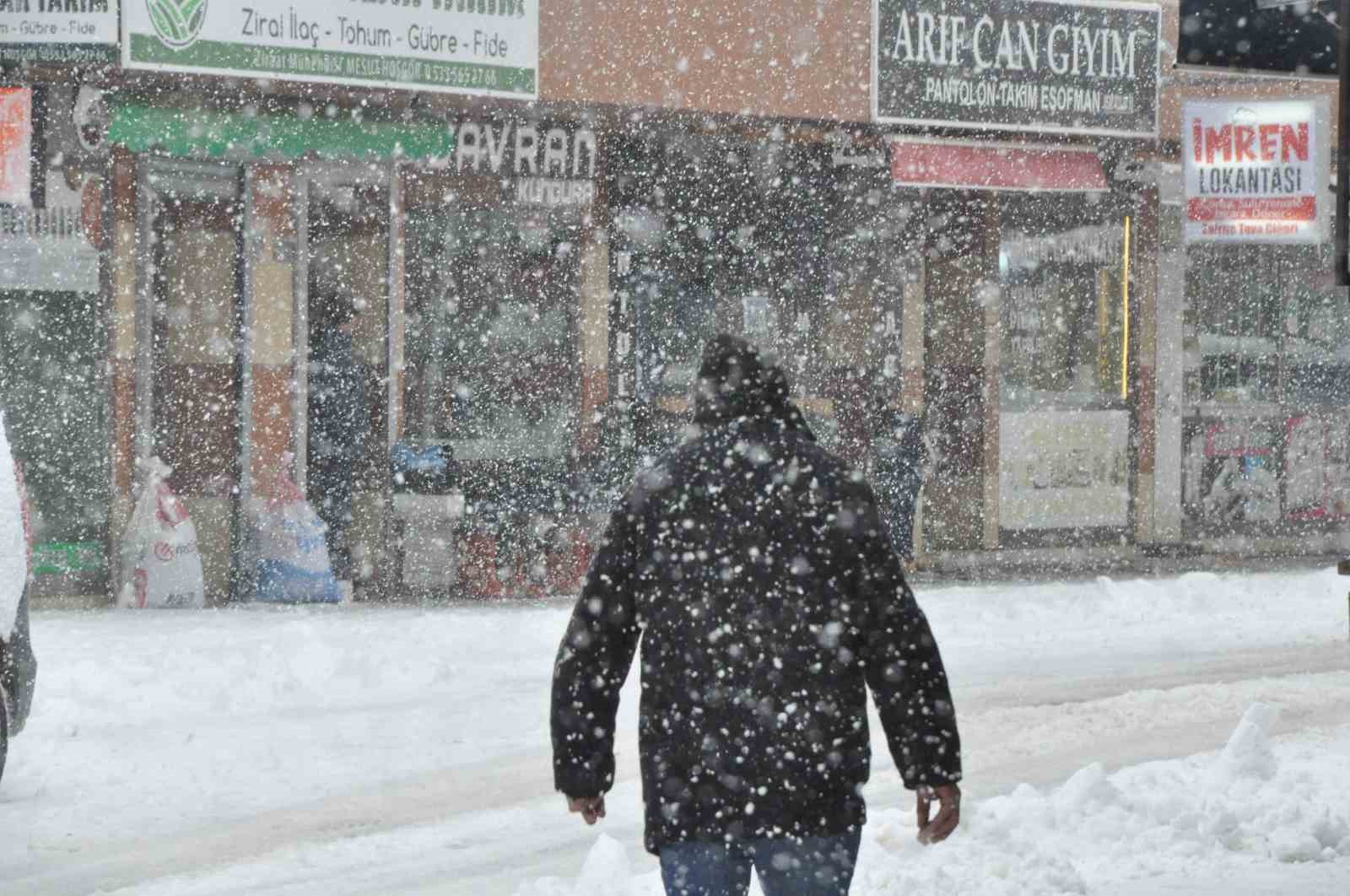 Keşan esnafı aileleriyle birlikte kar yağışının tadını çıkardı
