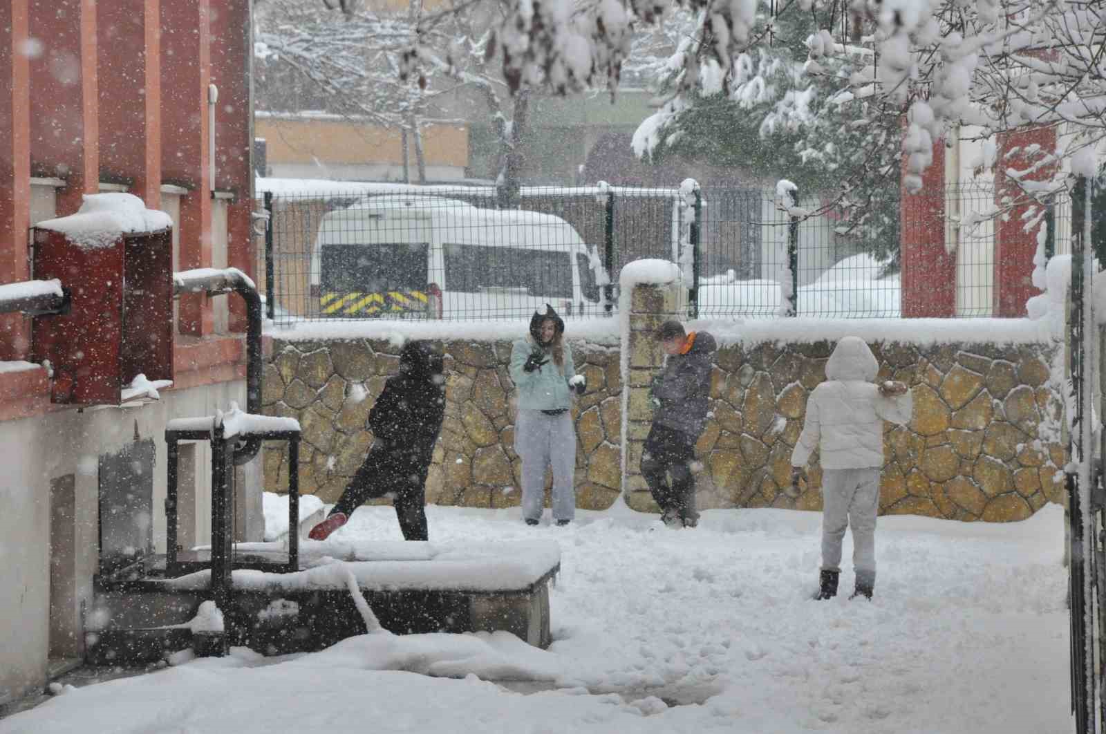 Keşan esnafı aileleriyle birlikte kar yağışının tadını çıkardı
