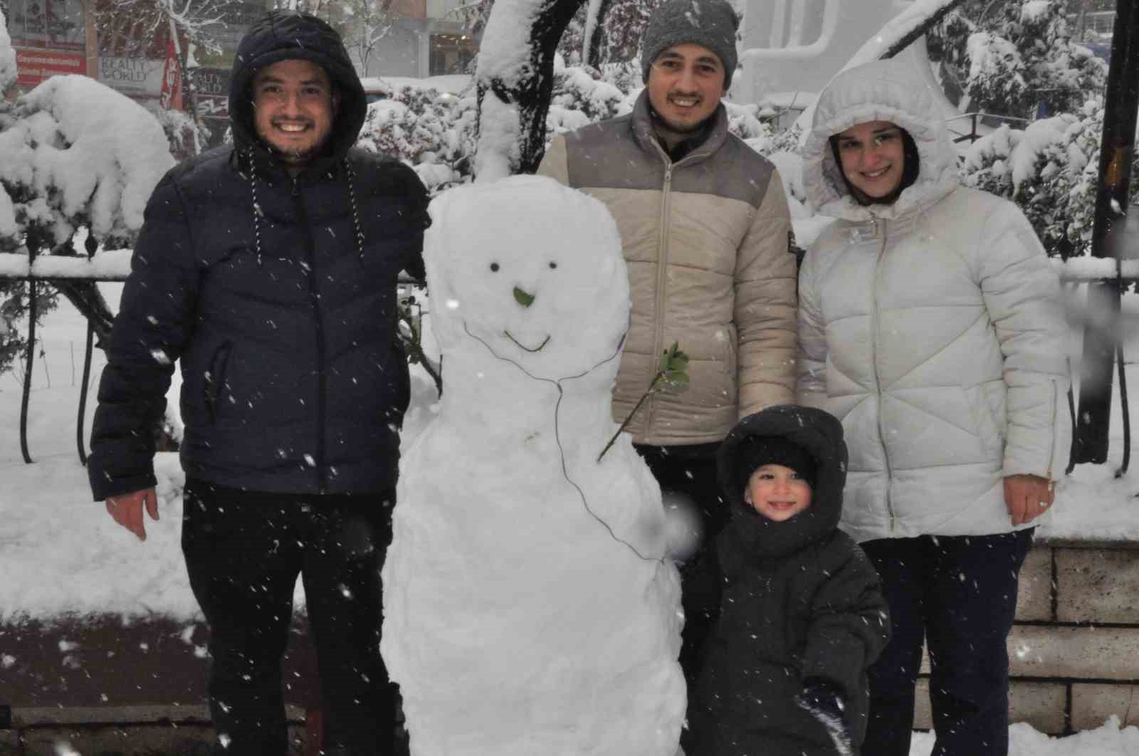 Keşan esnafı aileleriyle birlikte kar yağışının tadını çıkardı
