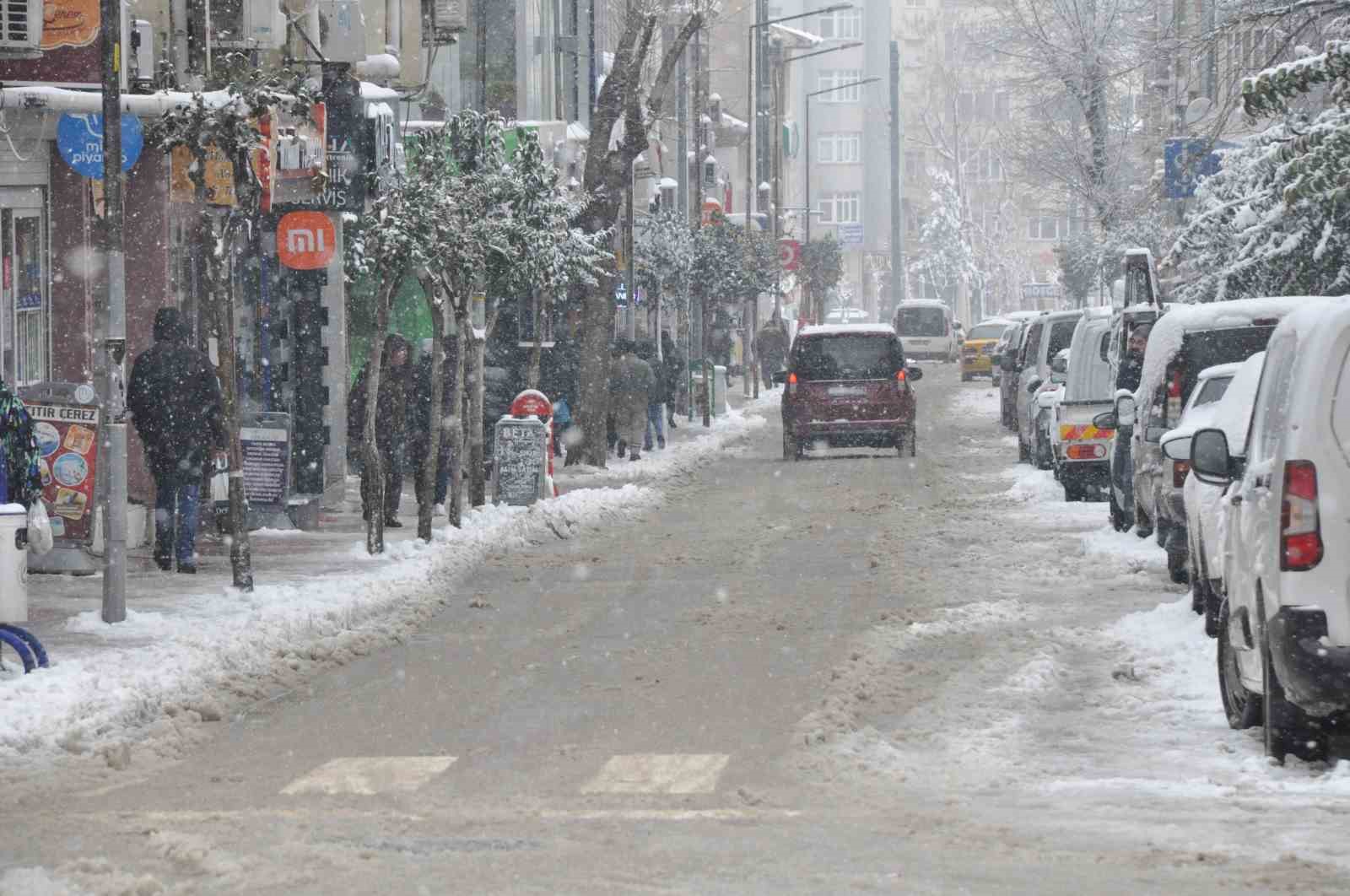 Keşan esnafı aileleriyle birlikte kar yağışının tadını çıkardı
