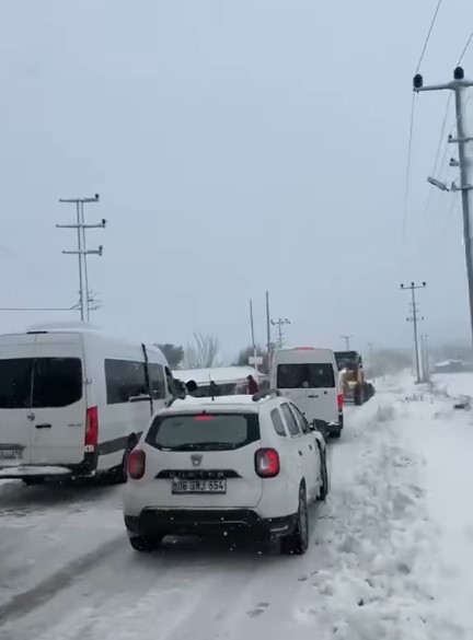 Keşan esnafı aileleriyle birlikte kar yağışının tadını çıkardı
