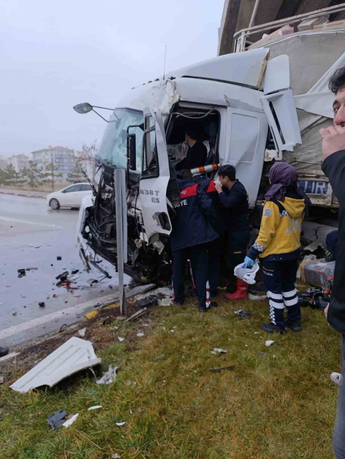 Tırın köprü kolonuna ve otomobile çarptığı kazada faciadan dönüldü
