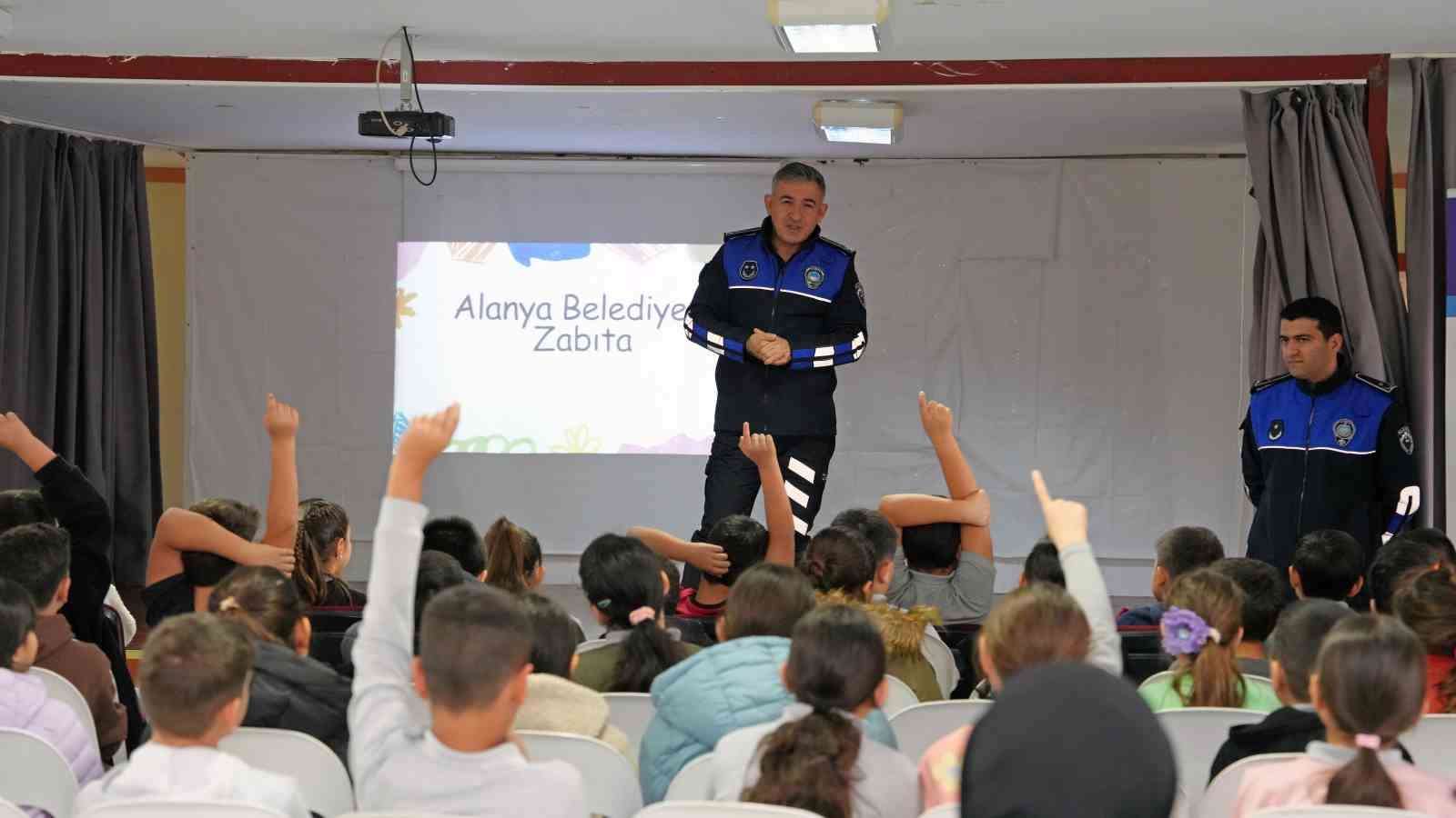 Zabıta personeli öğrencilere mesleğini tanıttı
