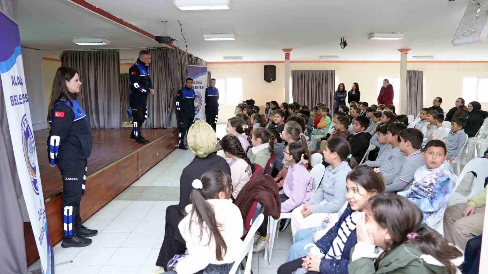 Zabıta personeli öğrencilere mesleğini tanıttı
