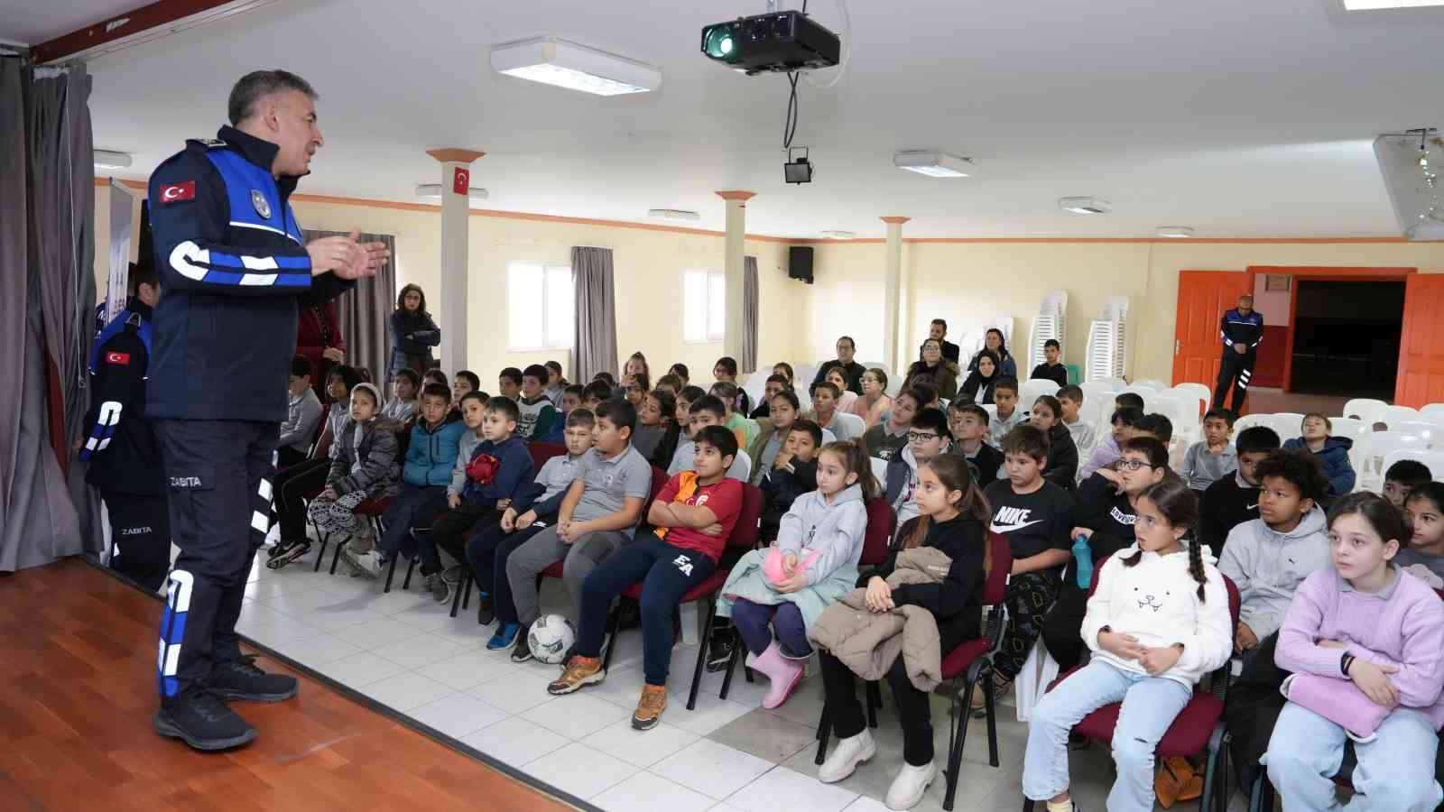 Zabıta personeli öğrencilere mesleğini tanıttı
