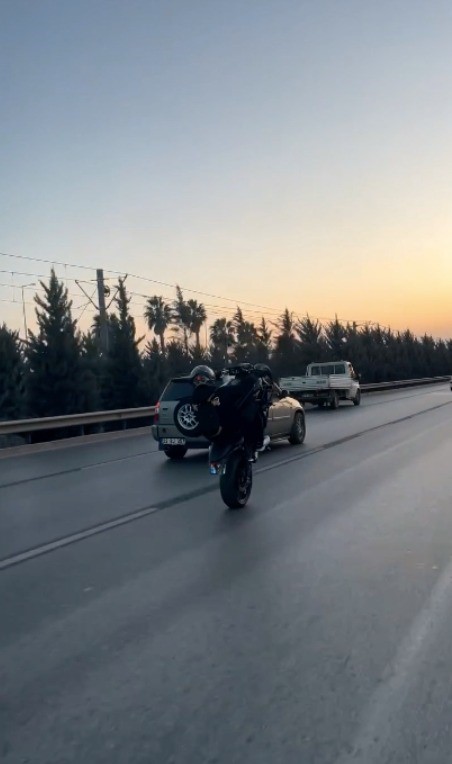 Drift kazayla bitti, motosiklette akrobatik hareketler polisin radarına takıldı
