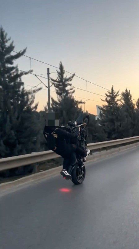 Drift kazayla bitti, motosiklette akrobatik hareketler polisin radarına takıldı
