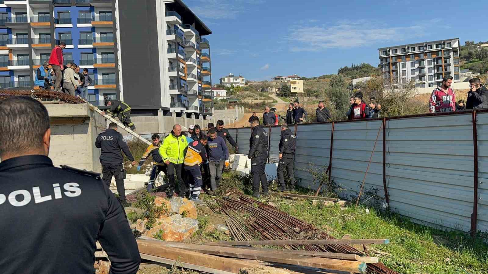 İnşaat halindeki binada kalıplar göçtü: 3 işçi yaralandı
