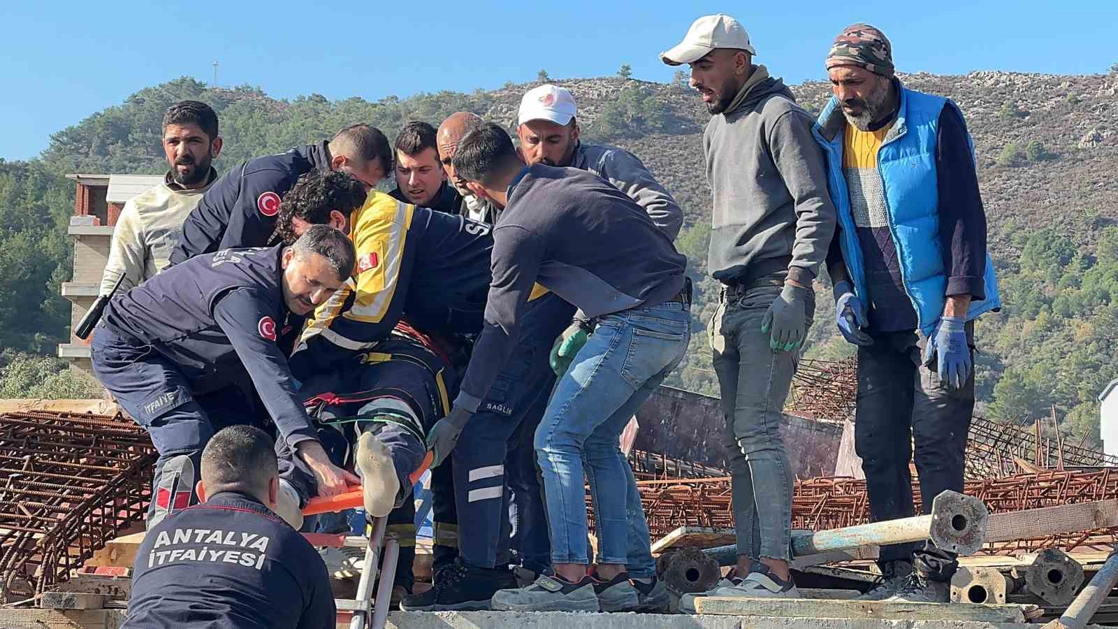 İnşaat halindeki binada kalıplar göçtü: 3 işçi yaralandı
