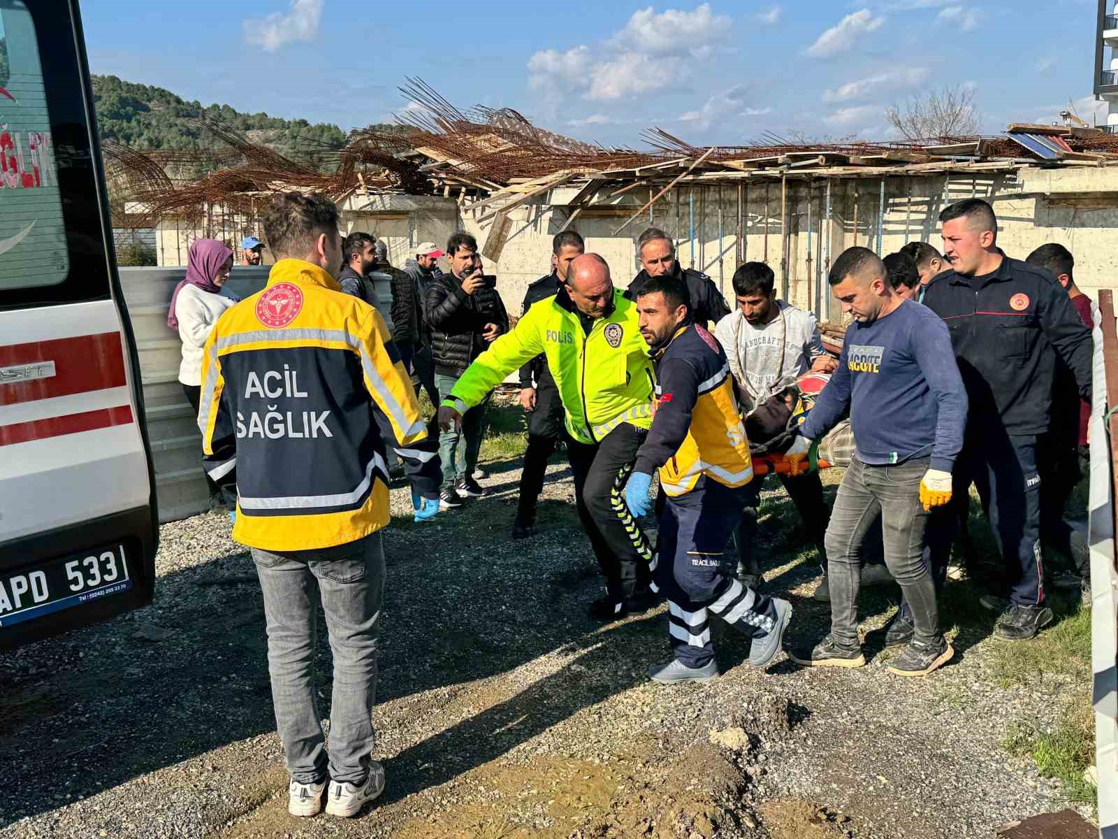 İnşaat halindeki binada kalıplar göçtü: 3 işçi yaralandı
