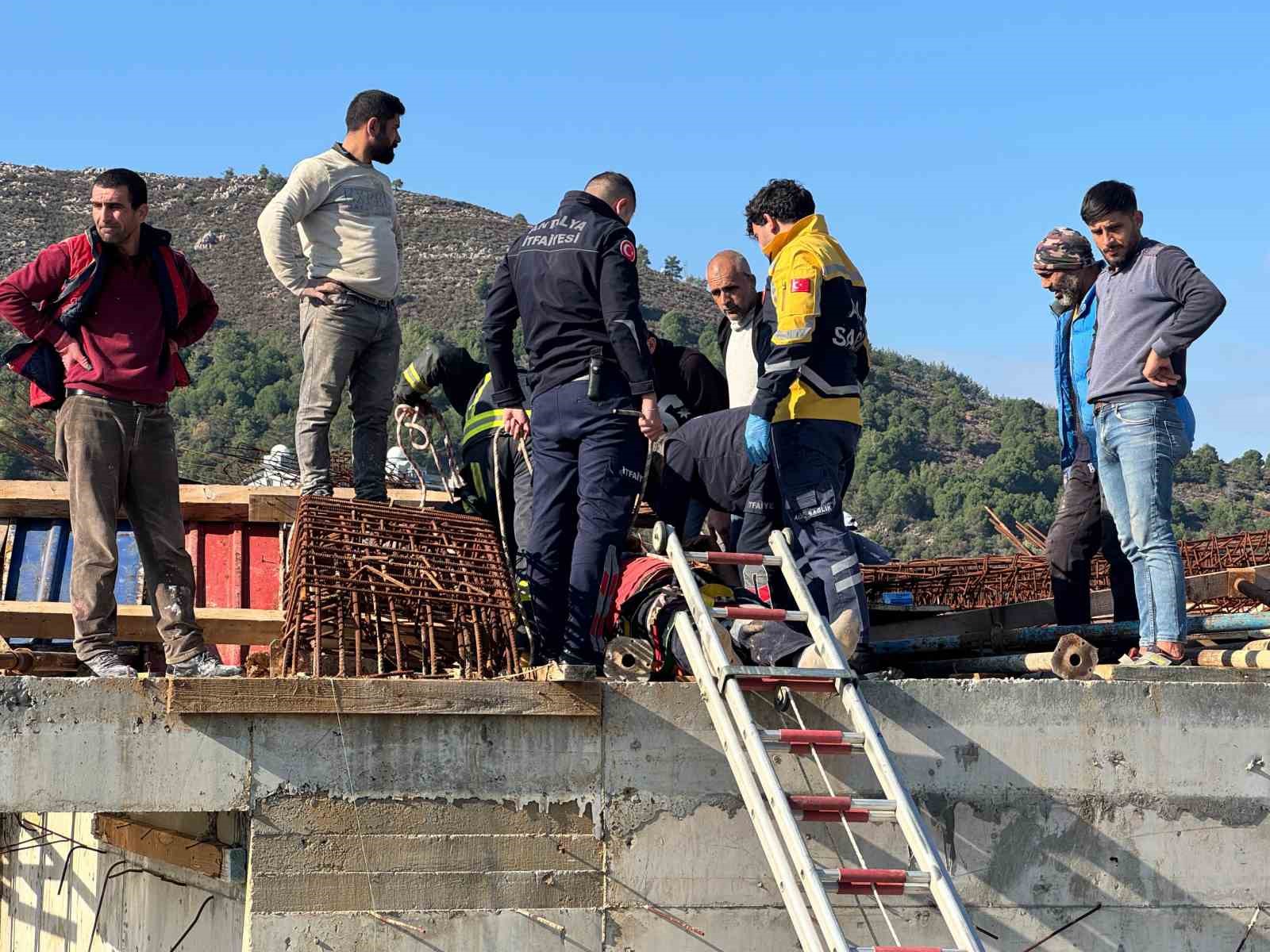 İnşaat halindeki binada kalıplar göçtü: 3 işçi yaralandı
