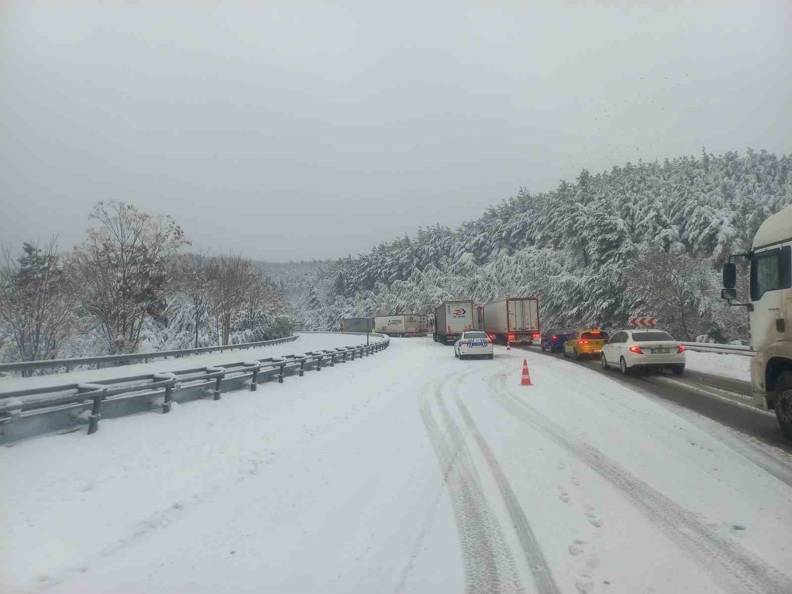 Çanakkale’nin Korudağ mevkisinde trafik kontrollü olarak sağlanıyor
