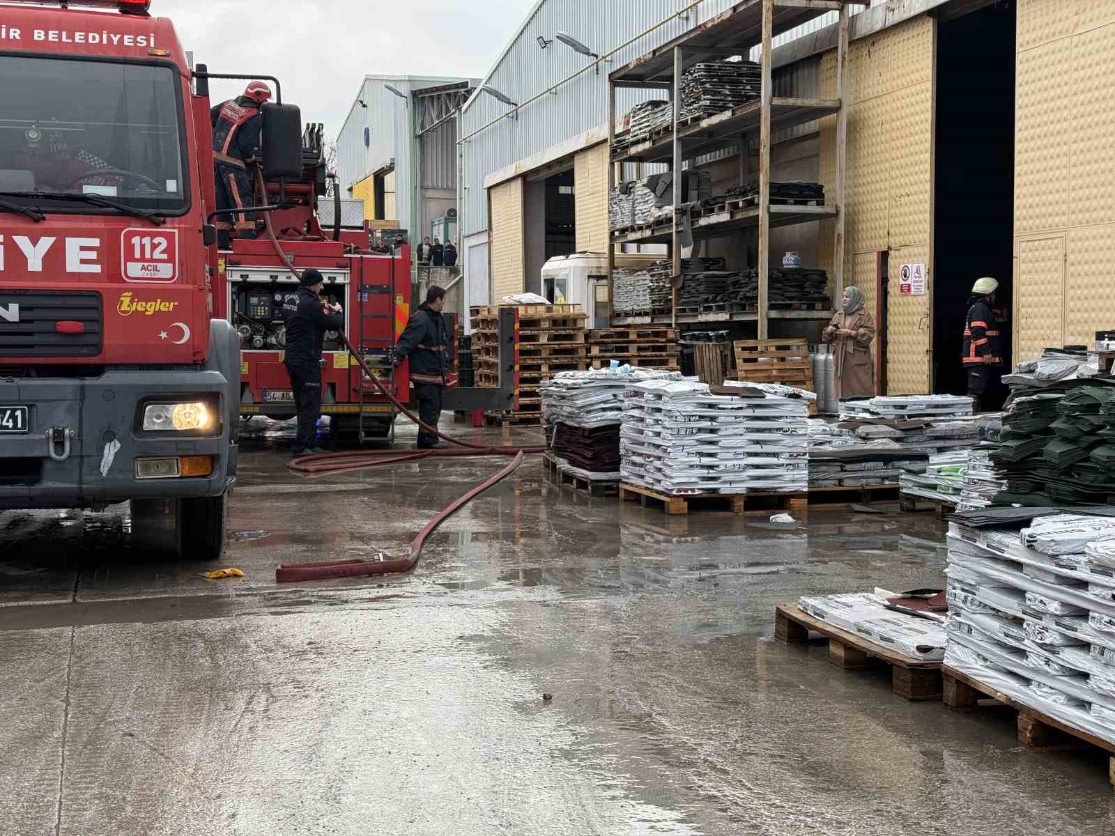 Sakarya’da yalıtım fabrikasında korkutan yangın: 2’si ağır 4 yaralı
