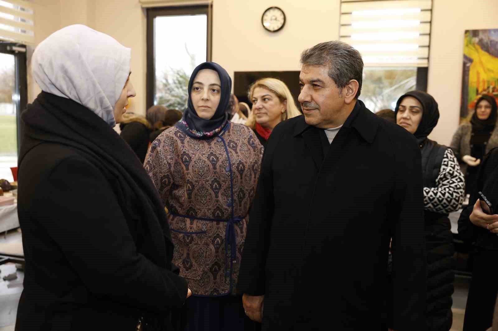 Esenlerli kadınlar yetim kızlar için hayır çarşısı düzenledi
