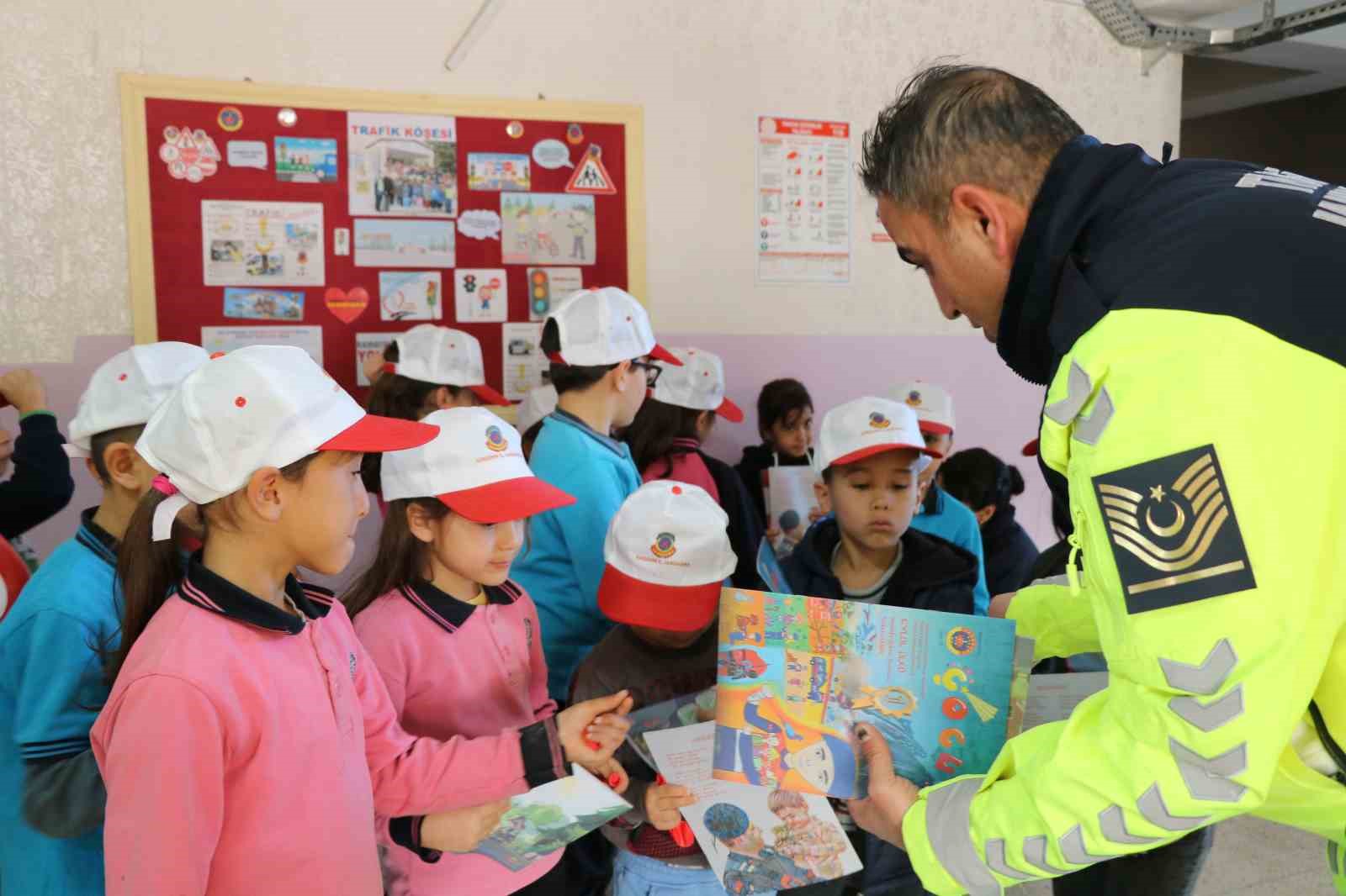 Kırşehir’de jandarmadan öğrencilere trafik eğitimi
