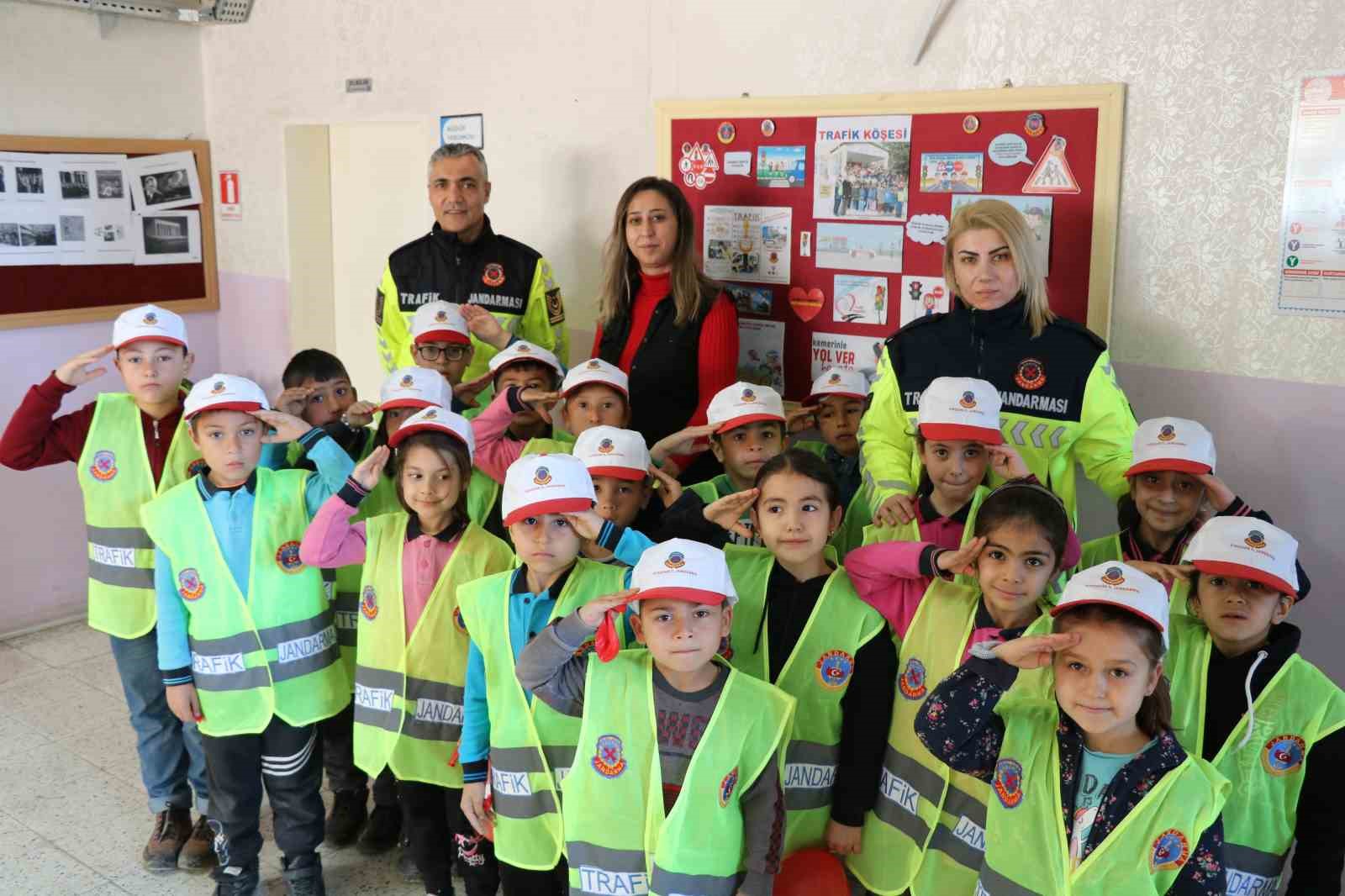 Kırşehir’de jandarmadan öğrencilere trafik eğitimi
