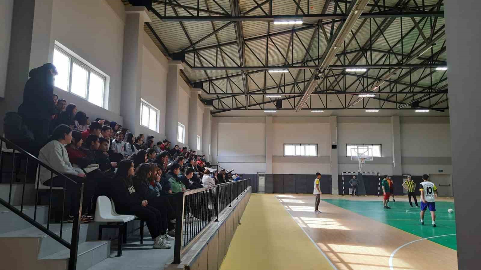 Koçarlı Spor Salonu resmen hizmete açıldı
