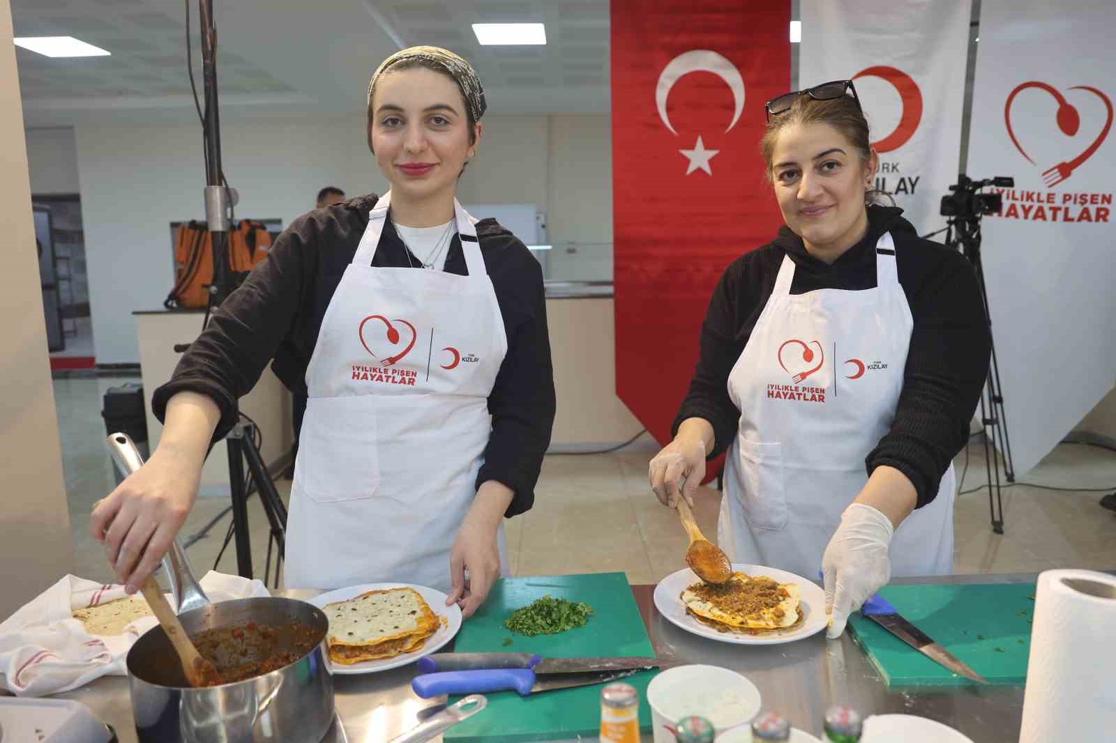 Kızılay’ın ‘İyilikle Pişen Hayatlar’ projesiyle depremzede kadınlar aşçılık atölyesinde buluştu
