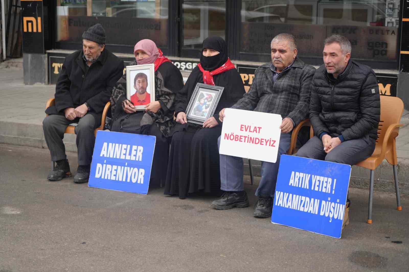 Muş’ta ailelerin evlat nöbeti devam ediyor
