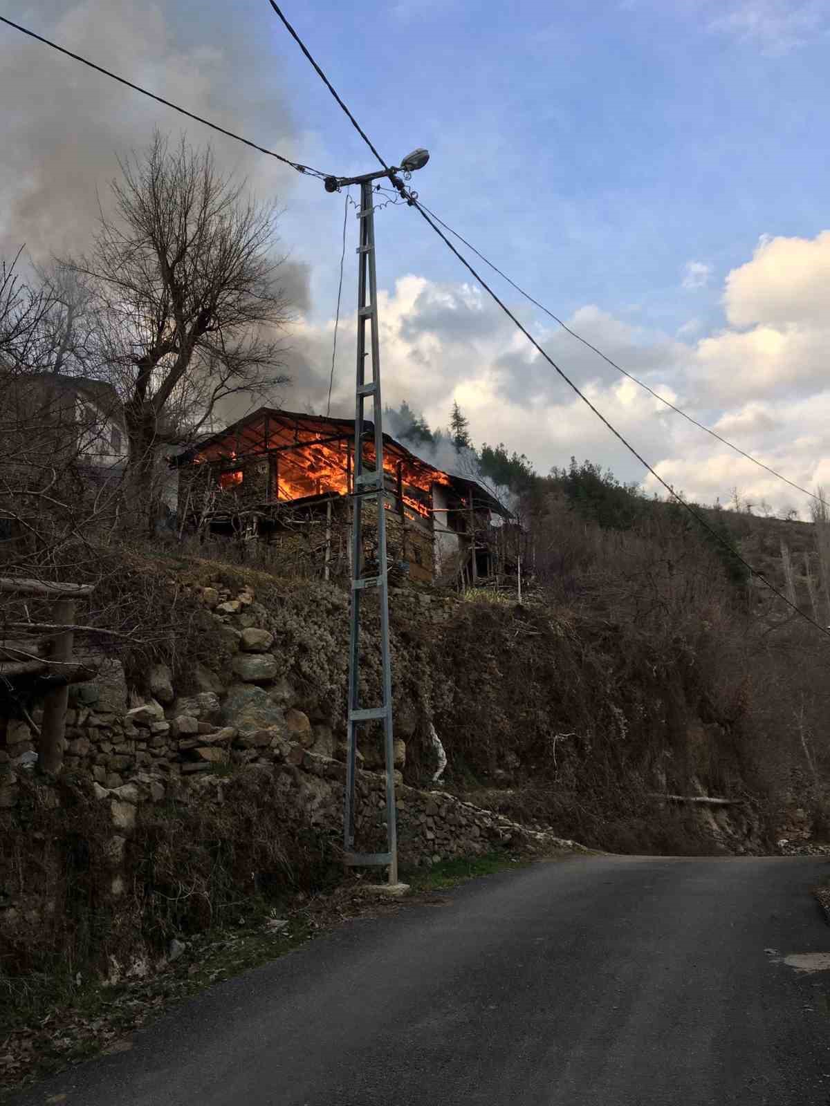 Adana’da yanan ev kullanılamaz hale geldi
