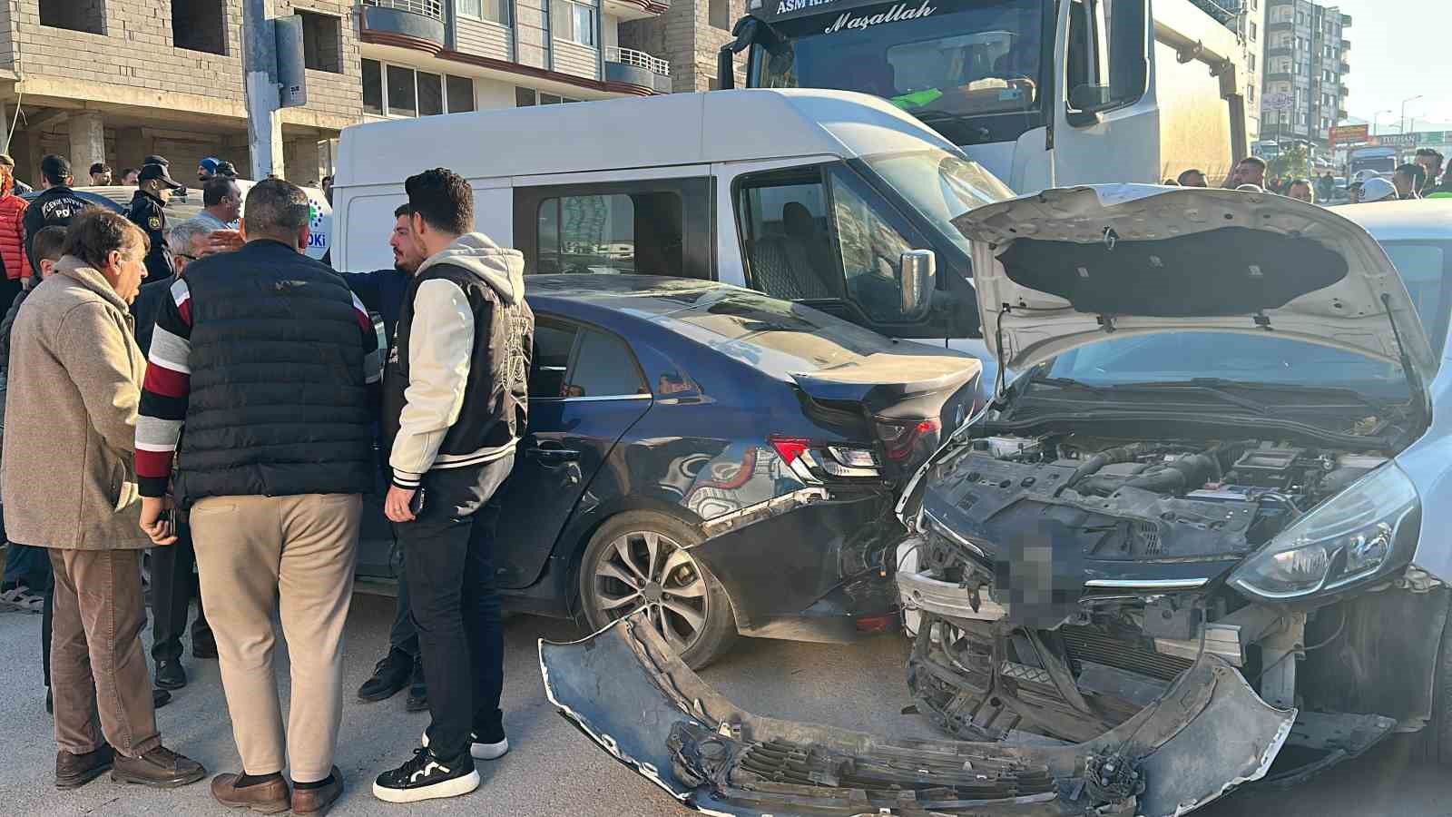 Hatay’da freni patlayan hafriyat kamyonu 5 aracı biçti: 3 yaralı
